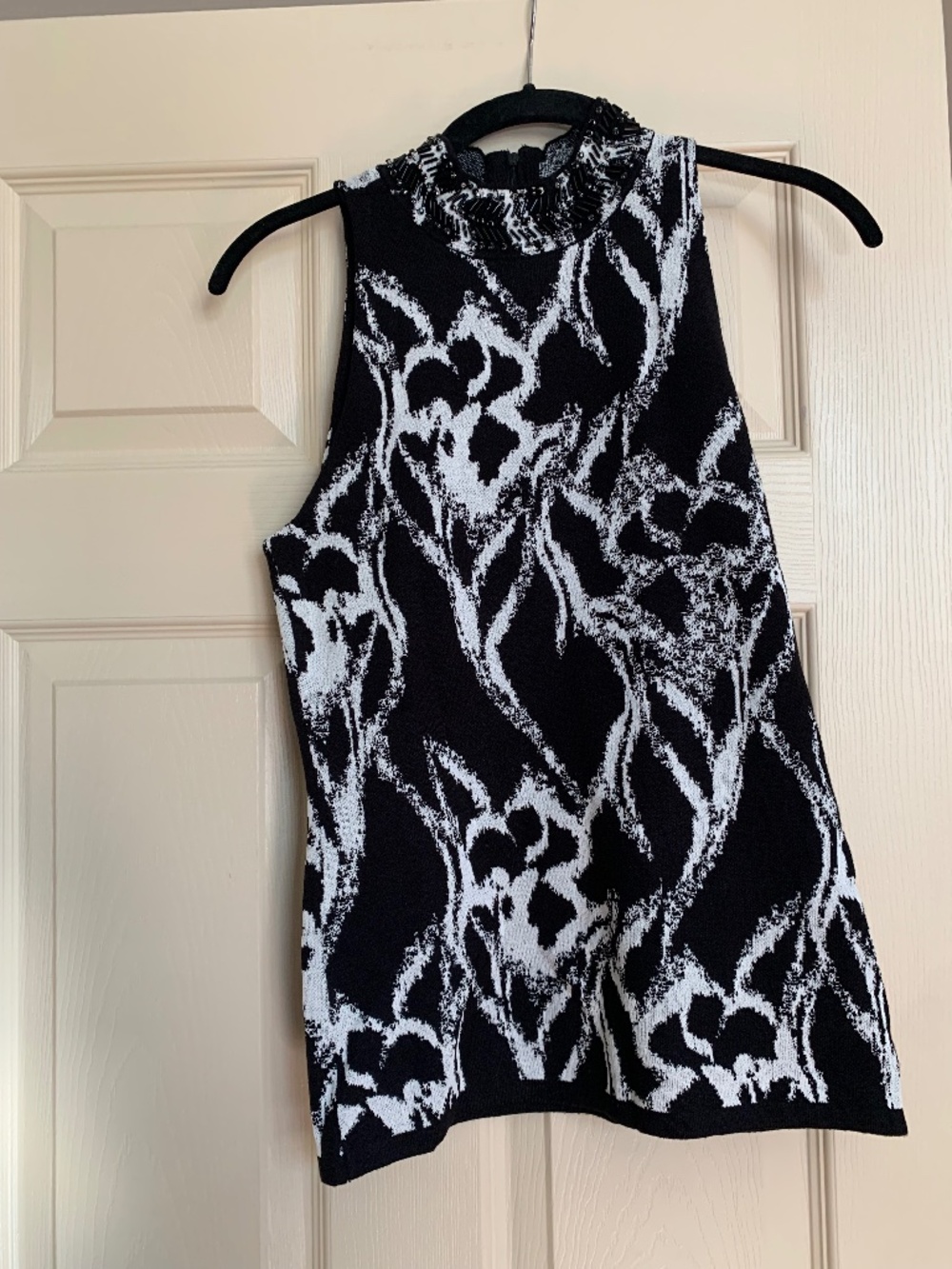 White House Black Market Black/ White Sleeveless Embellished Knit Top sz S
